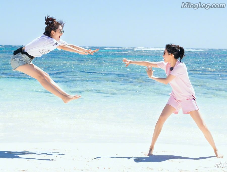 章子怡和谢娜两姐妹在海边秀美腿玉足（第3张/共7张）