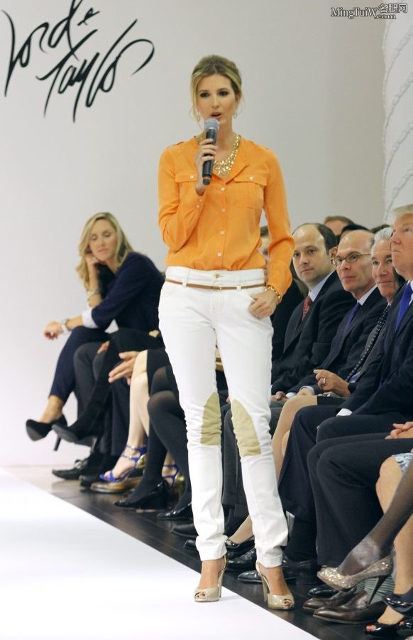 伊万卡·特朗普穿鱼嘴高跟鞋宣传自己的同名品牌（第14张/共44张）