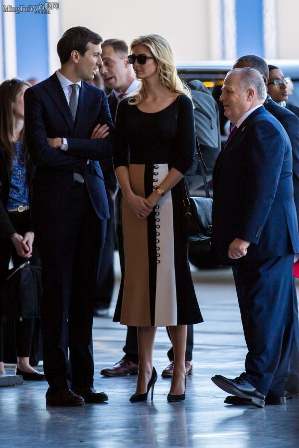 高挑的公主伊万卡·特朗普脚上青筋明显踩高跟鞋（第1张/共2张）