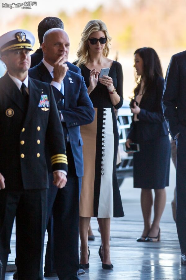 高挑的公主伊万卡·特朗普脚上青筋明显踩高跟鞋（第2张/共2张）