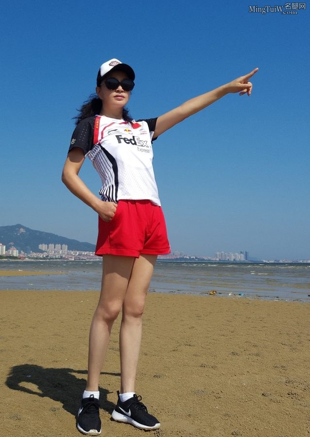 老女人刘晓庆海边短裤长腿（第1张/共3张）