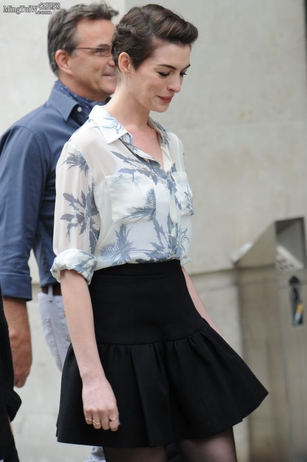 爱穿黑色丝袜的女明星Anne Hathaway外出秀腿（第8张/共22张）