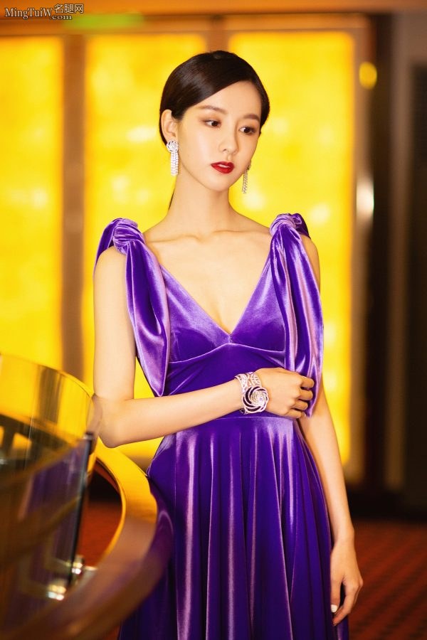 陈都灵身着高贵紫色礼服亮相时尚活动（第2张/共13张）