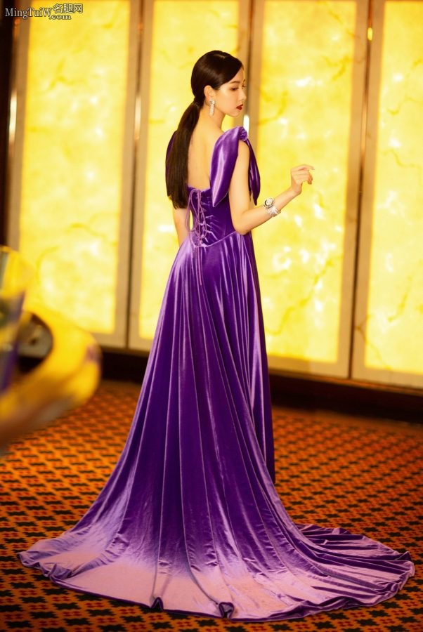 陈都灵身着高贵紫色礼服亮相时尚活动（第4张/共13张）