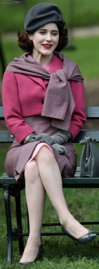 美剧演员Rachel Brosnahan公园长椅翘二郎腿（第18张/共21张）