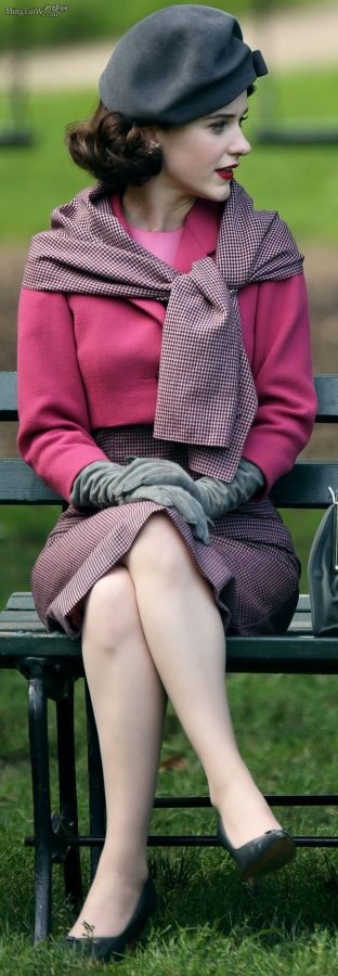 美剧演员Rachel Brosnahan公园长椅翘二郎腿（第20张/共21张）