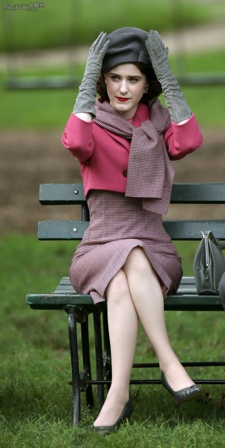 美剧演员Rachel Brosnahan公园长椅翘二郎腿（第12张/共21张）