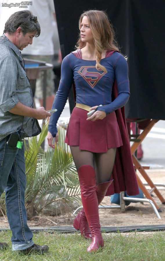 《女超人》Melissa Benoist黑丝袜靴子片场照片（第5张/共7张）