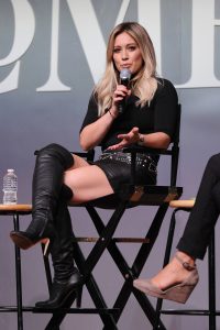 金发美女演员Hilary Duff穿高跟靴子翘二郎腿（第1张/共17张）