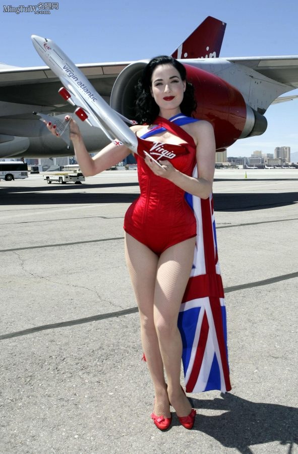 性感的艺术家Dita Von Teese在波音747飞机前摆pose（第4张/共4张）