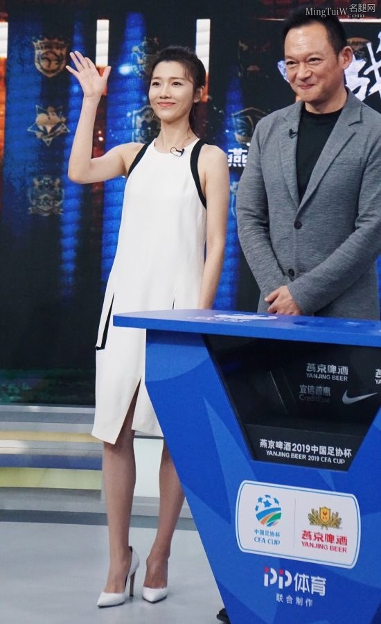 美女主持人刘语熙穿性感尖头高跟鞋参加抽签仪式（第1张/共3张）