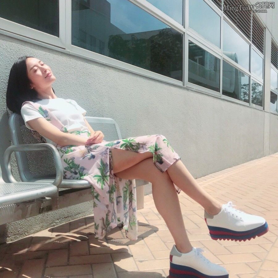 TVB演员李佳芯开叉裙露出漂亮的玉腿（第1张/共1张）