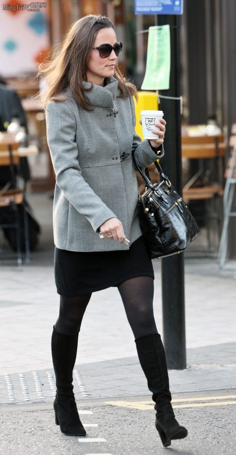 时髦的英国大姐姐Pippa Middleton冬天穿厚丝袜靴子外出（第12张/共18张）