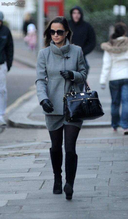 时髦的英国大姐姐Pippa Middleton冬天穿厚丝袜靴子外出（第3张/共18张）