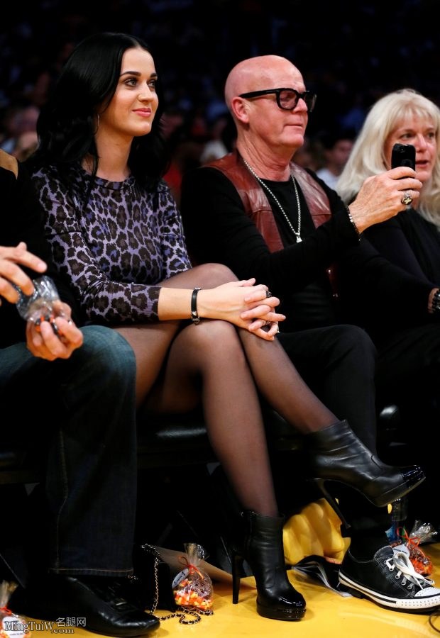 歌星Katy Perry看体育比赛黑丝大腿交叉（第1张/共7张）