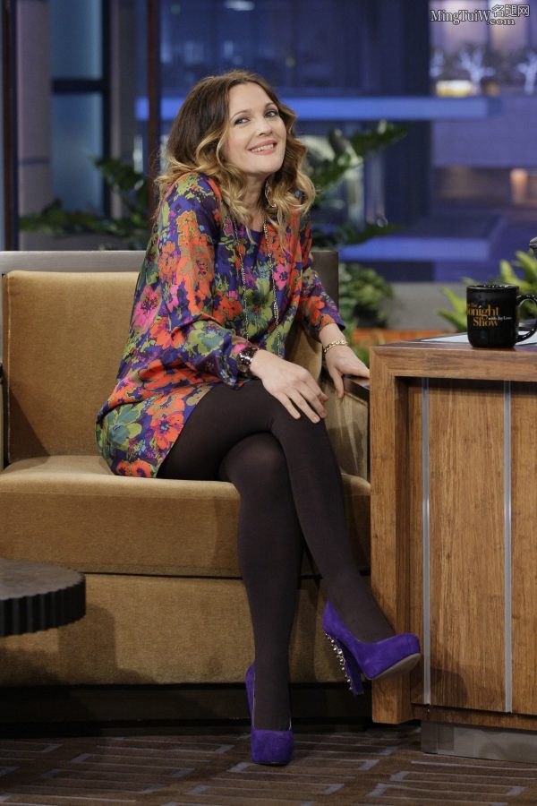 霹雳娇娃Drew Barrymore穿防水台高跟鞋厚丝袜录制访谈节目（第8张/共20张）
