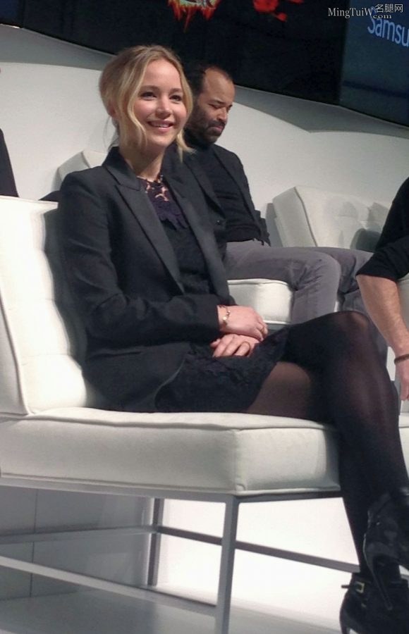 大表姐Jennifer Lawrence厚黑丝袜细跟短靴翘二郎腿+街拍（第3张/共29张）