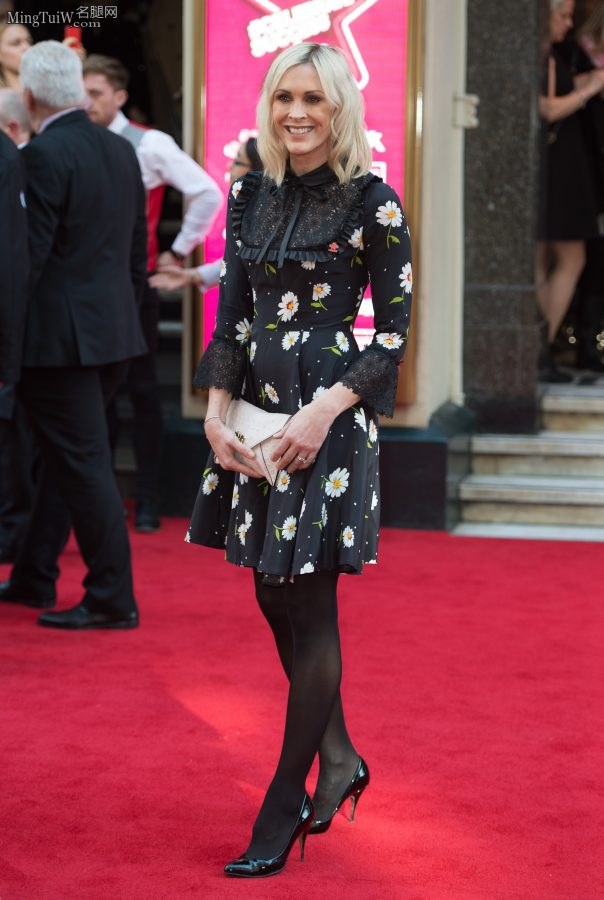 英国演员Jenni Falconer穿黑丝高跟走红毯（第15张/共18张）