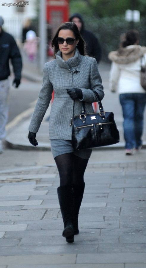 时髦的英国大姐姐Pippa Middleton冬天穿厚丝袜靴子外出（第4张/共18张）