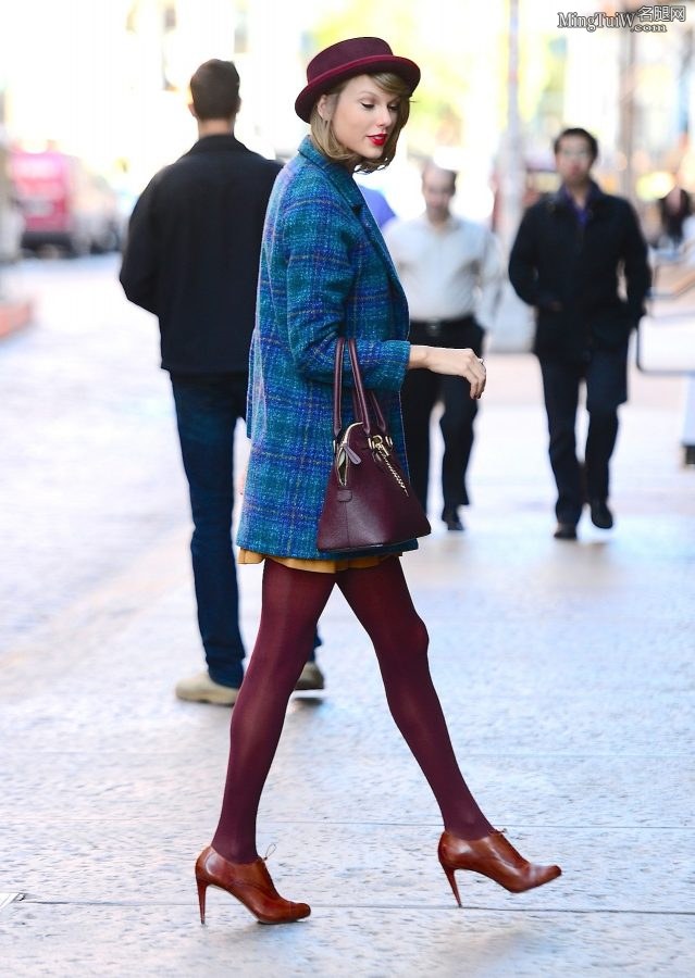 Taylor Swift紫色丝袜大长腿从凯迪拉克SUV里下车（第23张/共29张）