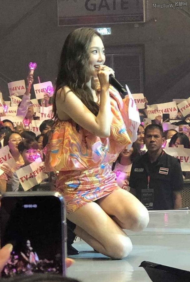 金泰妍超短裙表演现场美腿跪在地上（第1张/共5张）