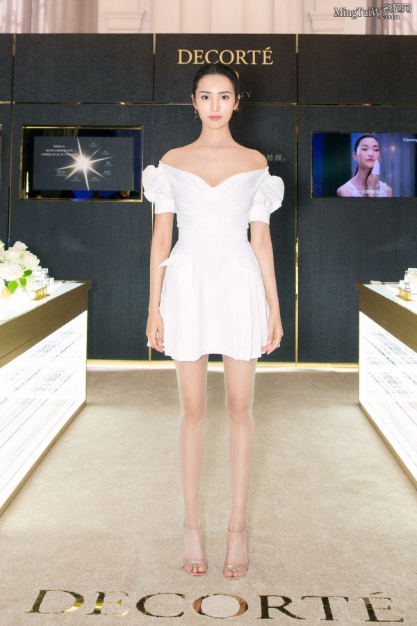 高挑优雅的女星王紫璇身穿低胸白裙 长腿凉高跟鞋代言（第2张/共7张）
