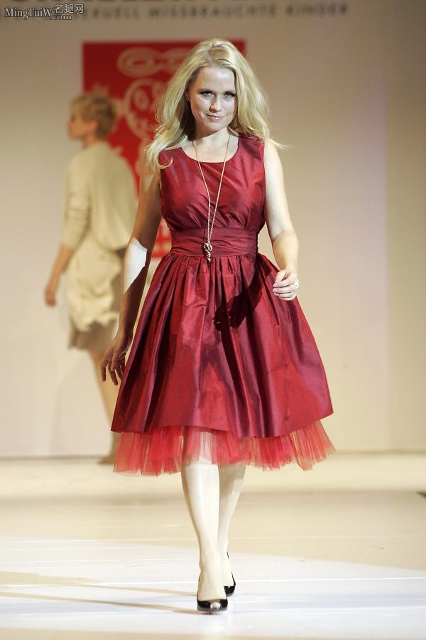Nova Meierhenrich金发红裙在T台走秀（第5张/共7张）