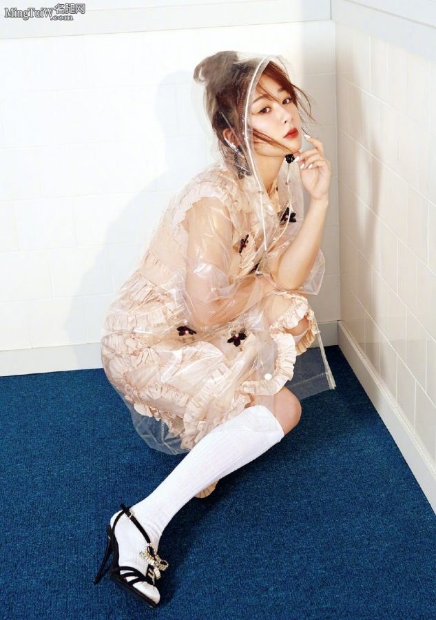 杨紫登上了瑞丽时尚杂志 穿细高跟鞋各种风格秀腿（第2张/共5张）