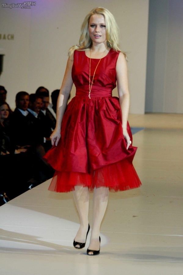 Nova Meierhenrich金发红裙在T台走秀（第4张/共7张）