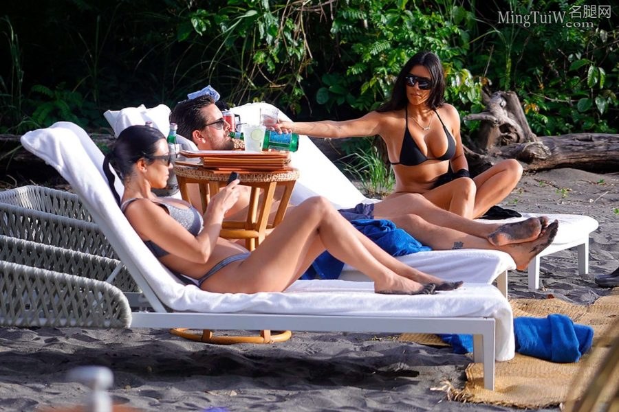 Kim Kardashian穿简约泳装被拍 这身材真有点吃不消（第9张/共21张）