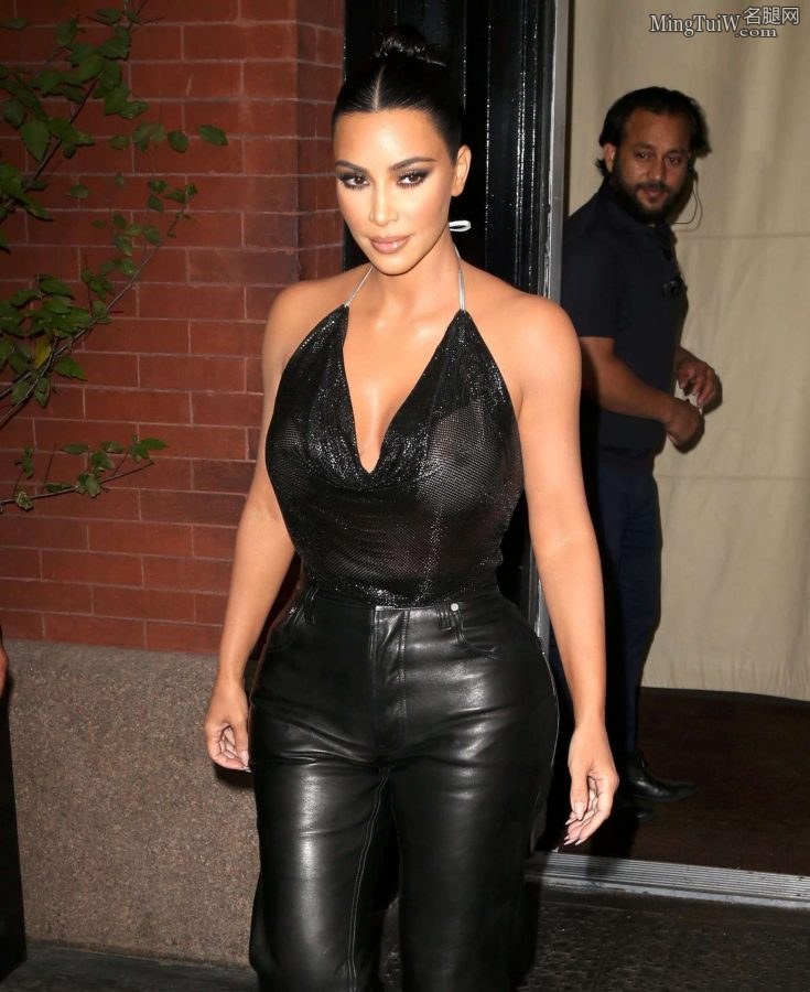 Kim Kardashian皮衣皮裤外出 这双大胯真宽（第3张/共12张）