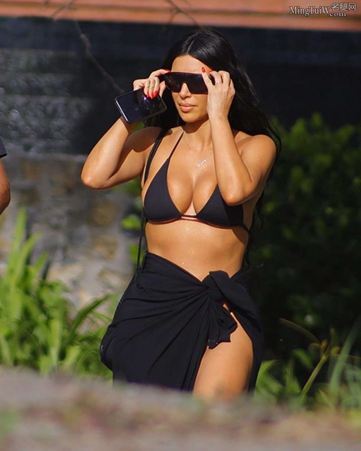 Kim Kardashian穿简约泳装被拍 这身材真有点吃不消（第18张/共21张）