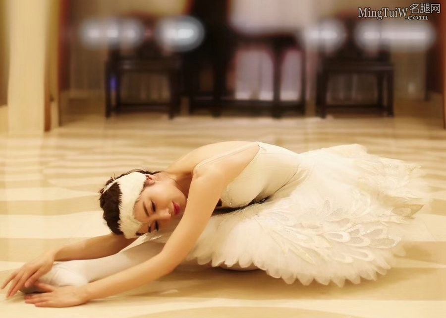 美女老板尹峰跳芭蕾展示优美长腿（第6张/共6张）
