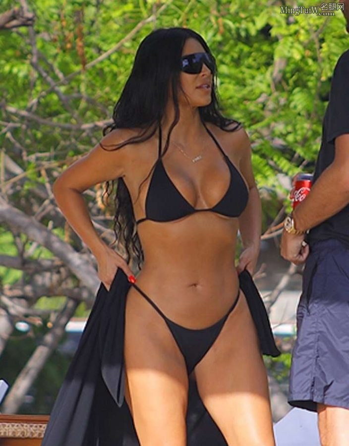 Kim Kardashian穿简约泳装被拍 这身材真有点吃不消（第15张/共21张）