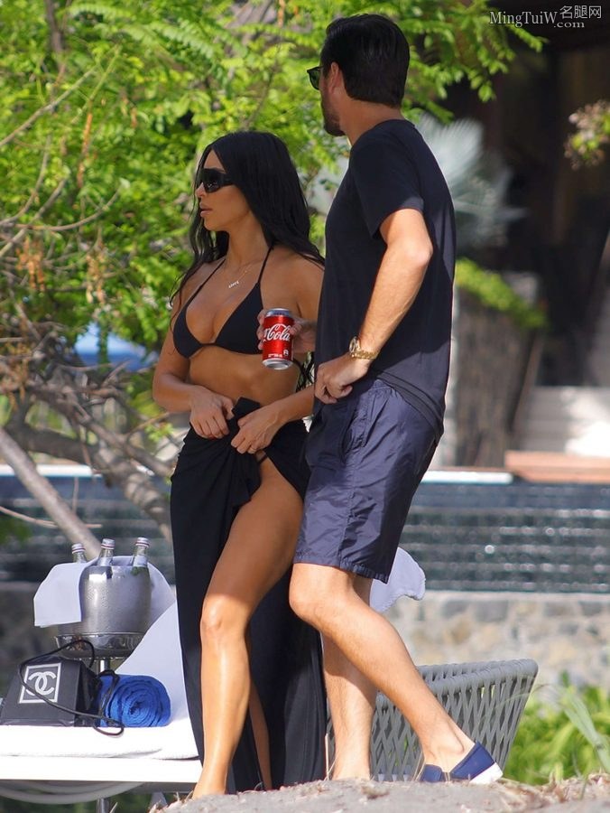 Kim Kardashian穿简约泳装被拍 这身材真有点吃不消（第16张/共21张）