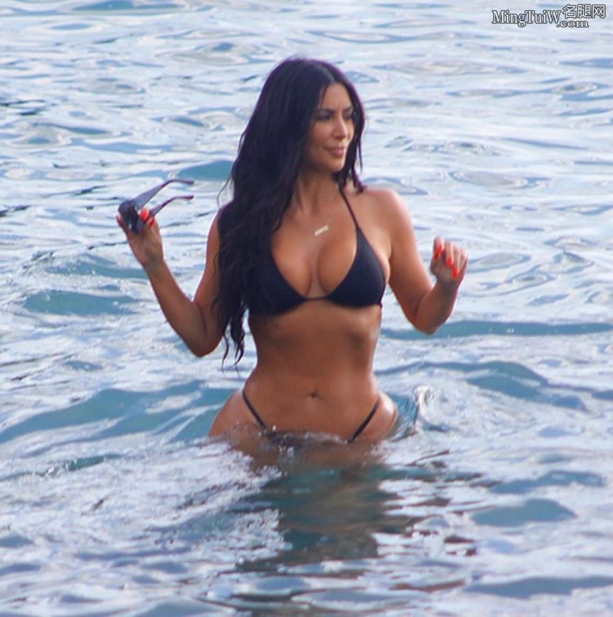 Kim Kardashian穿简约泳装被拍 这身材真有点吃不消（第20张/共21张）