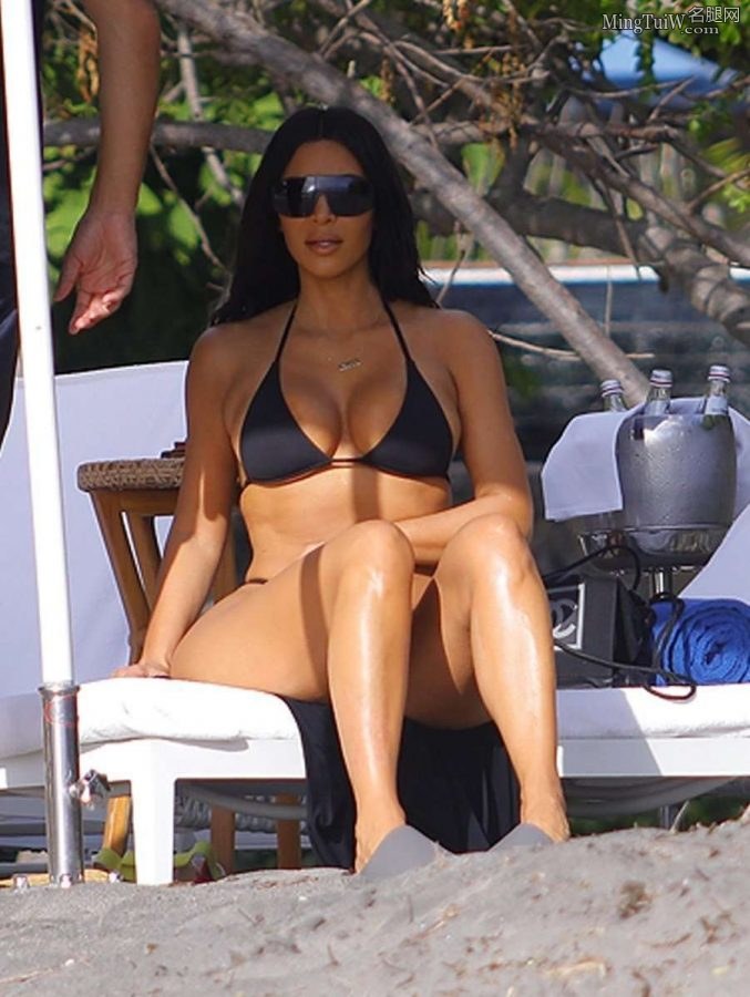 Kim Kardashian穿简约泳装被拍 这身材真有点吃不消（第13张/共21张）