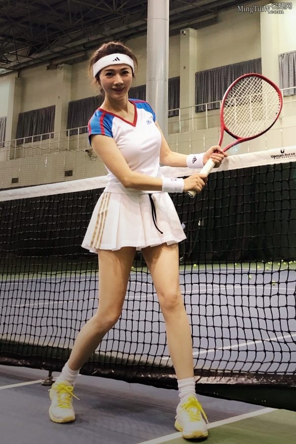 美女CEO尹峰打网球时的美丽玉腿（第1张/共9张）