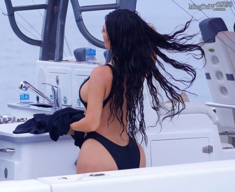Kim Kardashian穿简约泳装被拍 这身材真有点吃不消（第7张/共21张）