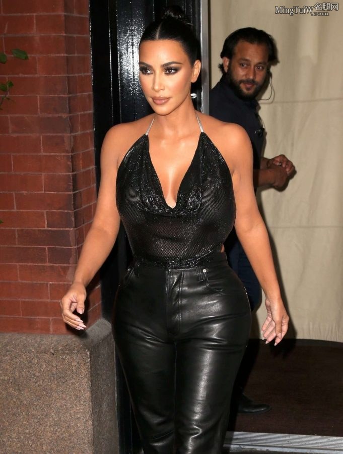 Kim Kardashian皮衣皮裤外出 这双大胯真宽（第1张/共12张）