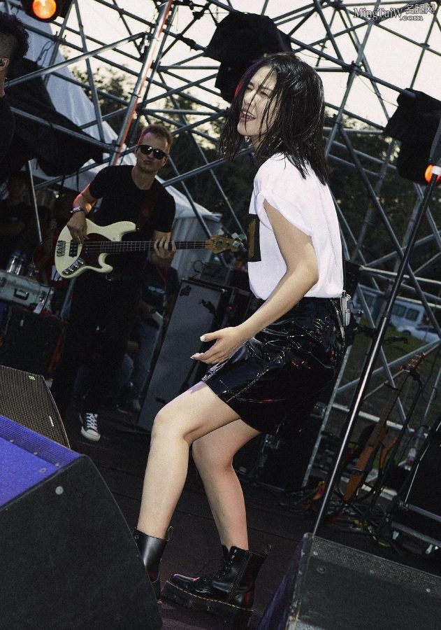 谭维维在音乐节表演穿小皮裙秀白腿（第3张/共4张）