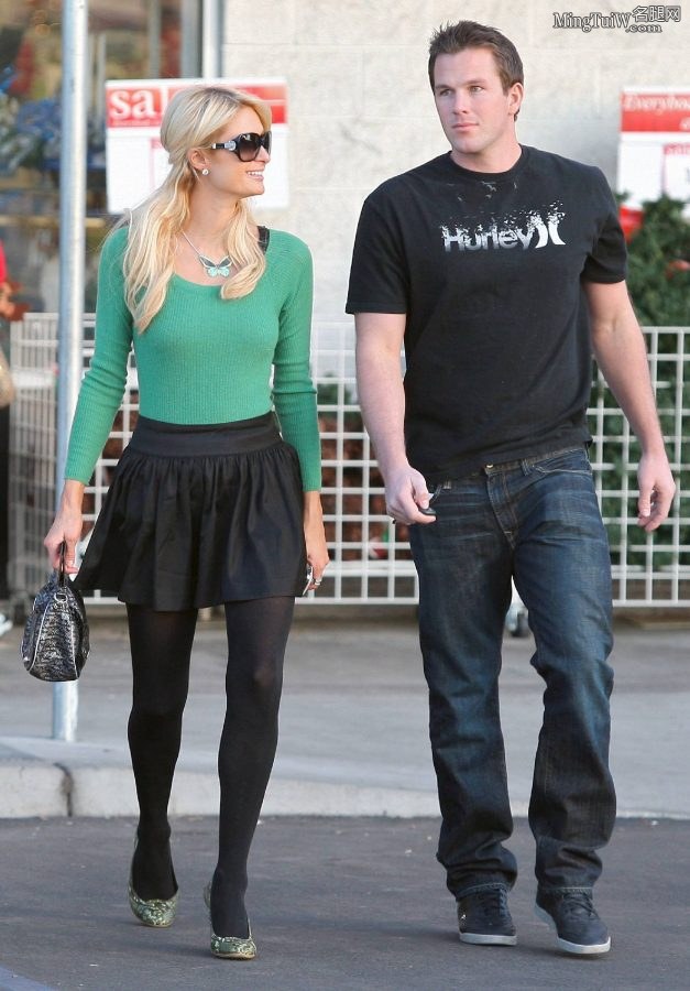 Paris Hilton穿黑色裤袜细高跟逛超市（第3张/共4张）