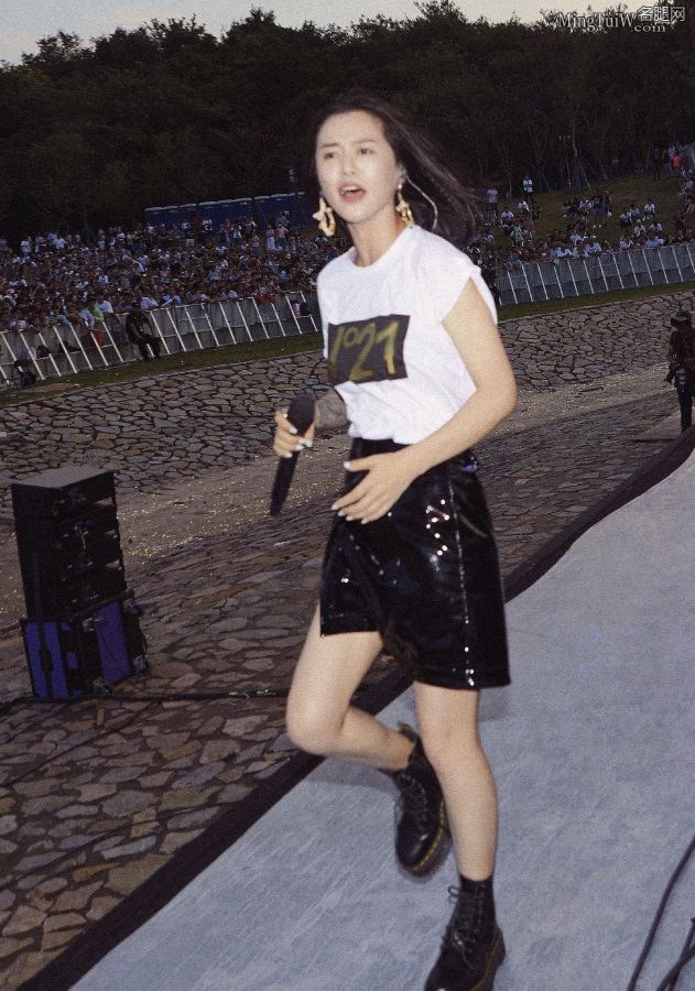 谭维维在音乐节表演穿小皮裙秀白腿（第4张/共4张）