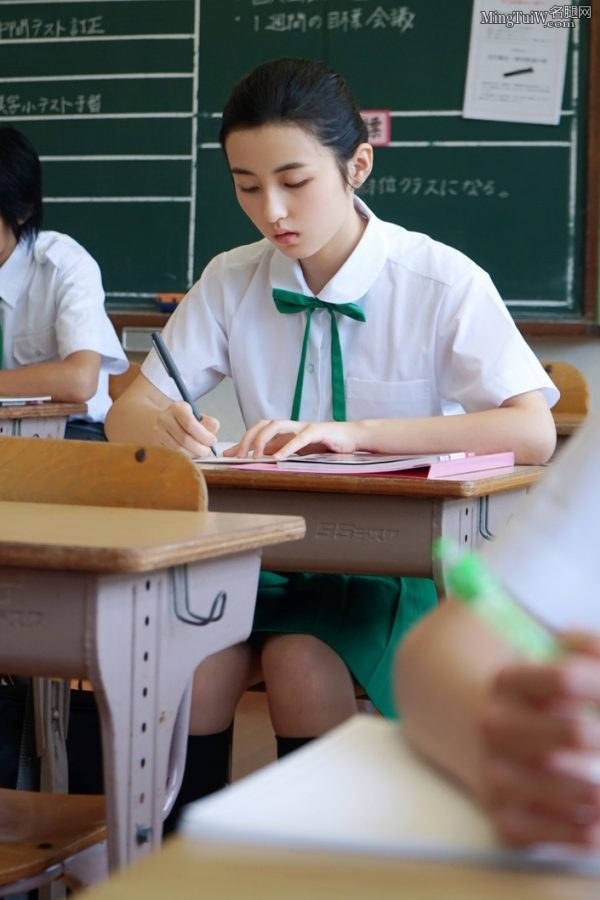 张子枫身着校服短裙短筒棉袜（第2张/共2张）