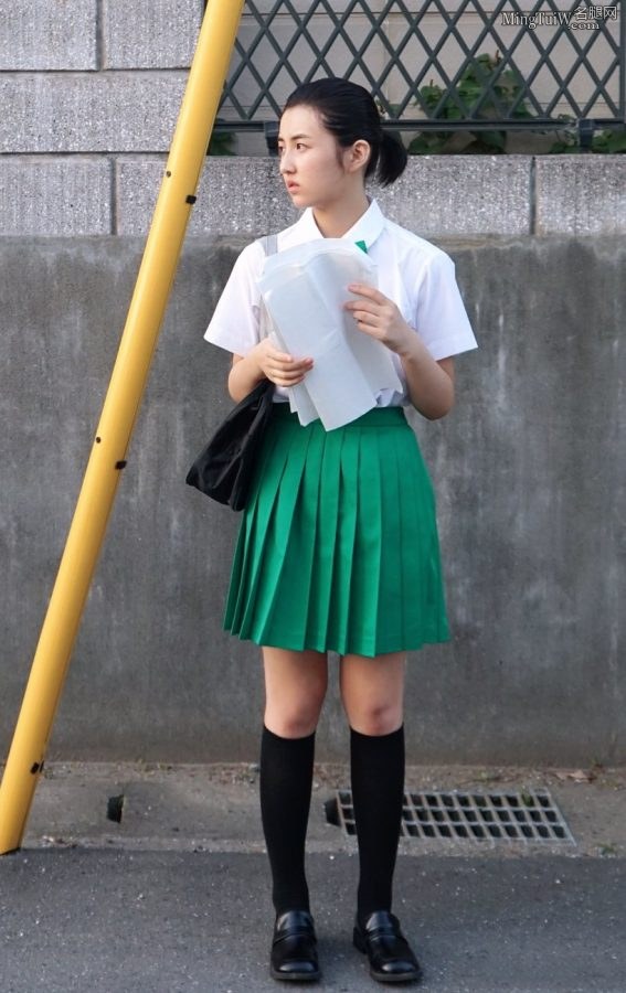 张子枫身着校服短裙短筒棉袜（第1张/共2张）