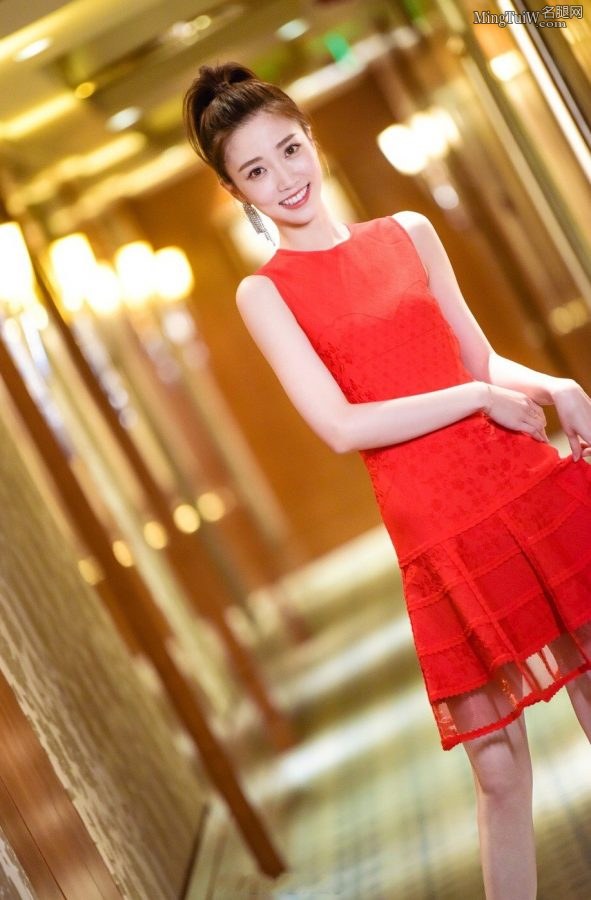 《蒙面唱将》主持人张纯烨红色亮裙配红色高跟 她的腿简直是人间极品（第4张/共6张）