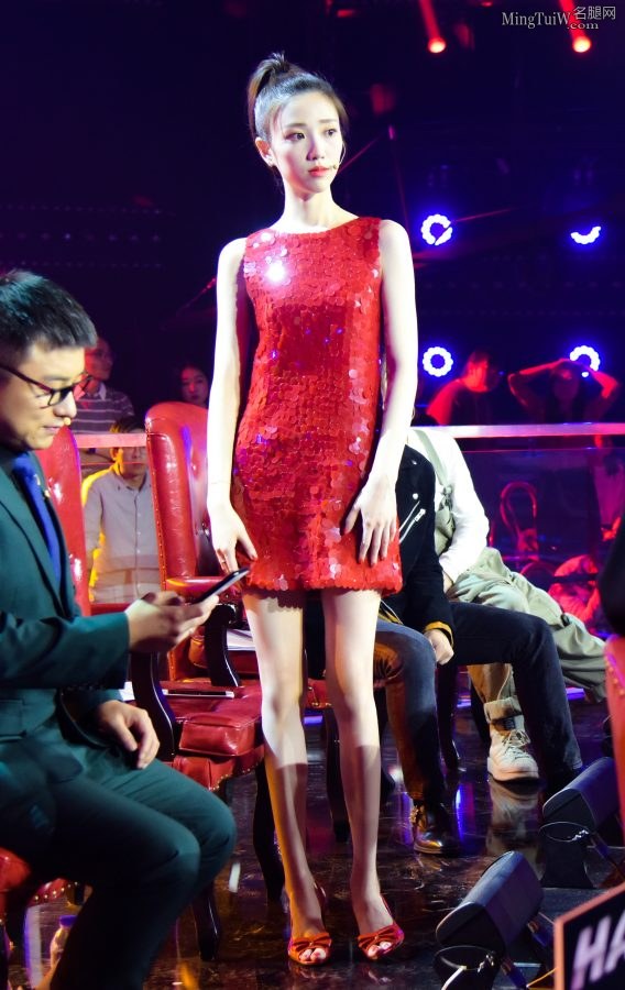 《蒙面唱将》主持人张纯烨红色亮裙配红色高跟 她的腿简直是人间极品（第1张/共6张）