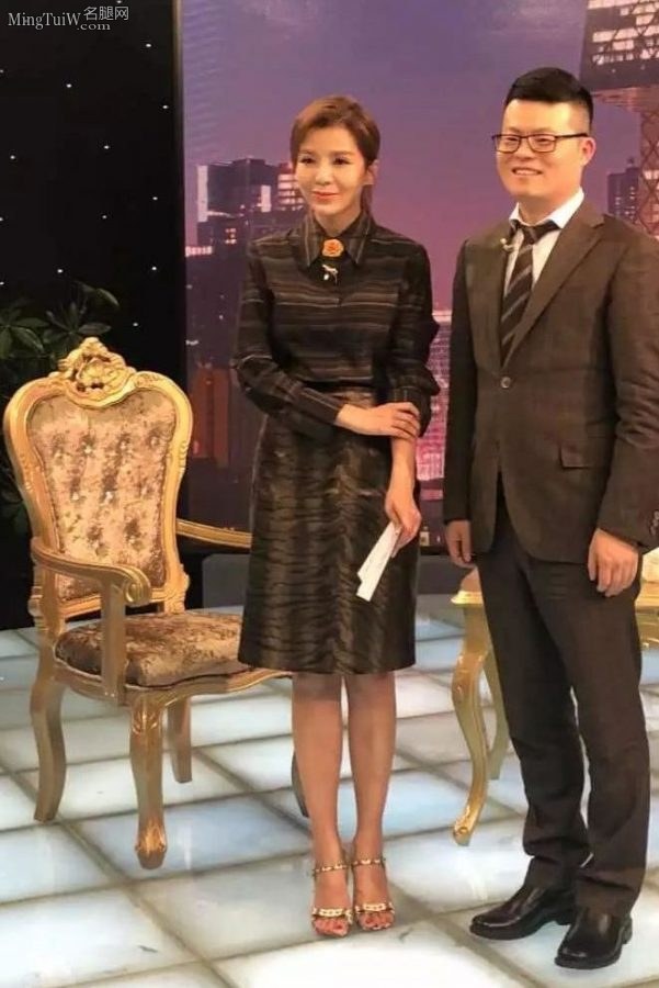 朱迅采访企业家现场秀出她的各种高跟鞋（第45张/共63张）