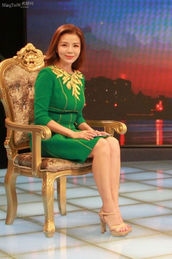 朱迅采访企业家现场秀出她的各种高跟鞋（第29张/共63张）