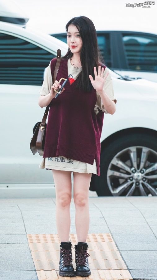 韩国美少女歌手李知恩机场白嫩的玉腿（第3张/共6张）